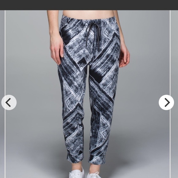 Lululemon Jet Crop *Full-On Luon Heat Wave White Black Size 4. - Picture 13 of 16